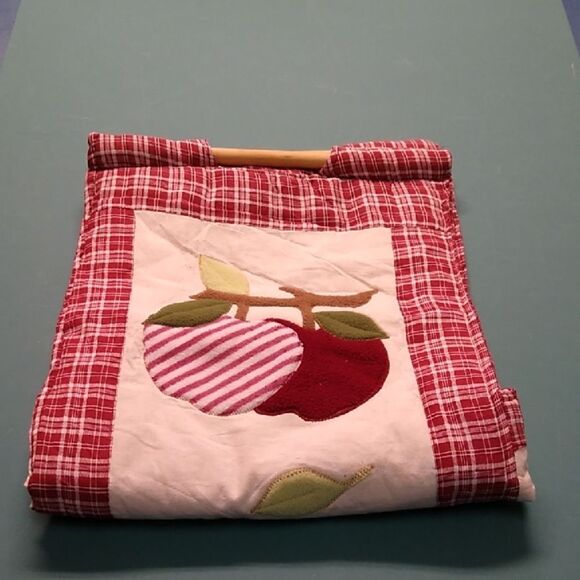 Covered Dish Carrier Red Plaid Apple Quilt with Wooden Handles Cottagecore - Picture 1 of 7